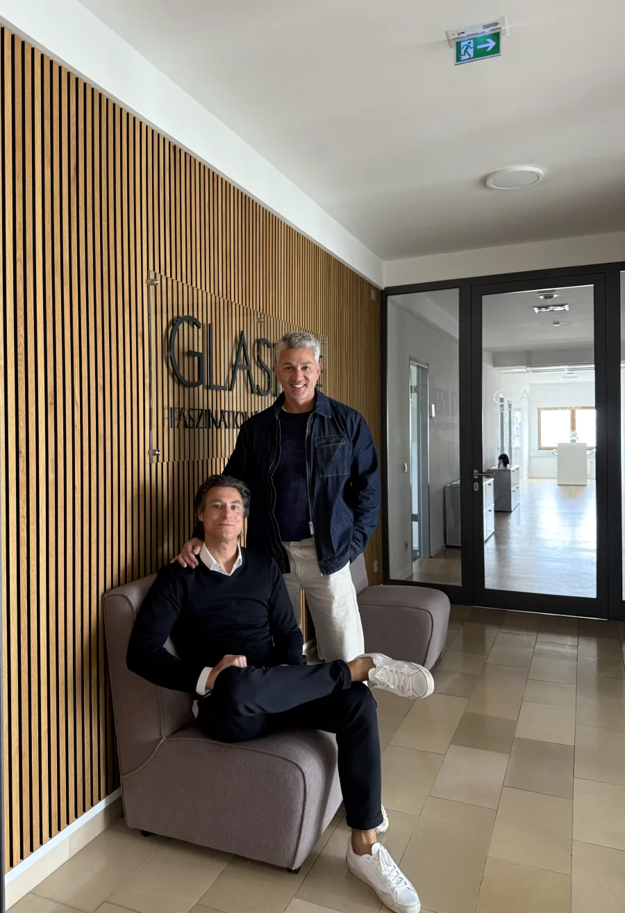 Zufriedener Stylekonzept-Kunde Herr Glaser mit Inhaber Raed Hamouri vor der neuen Echtholz-Akustikwand im Empfangsbereich