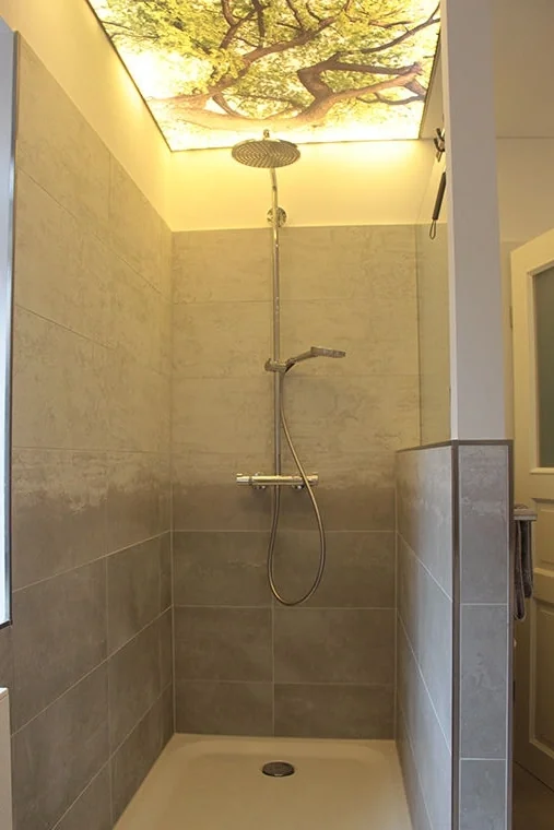 Badsanierung Nachher — modernes Badezimmer mit Dusche und Fliesen