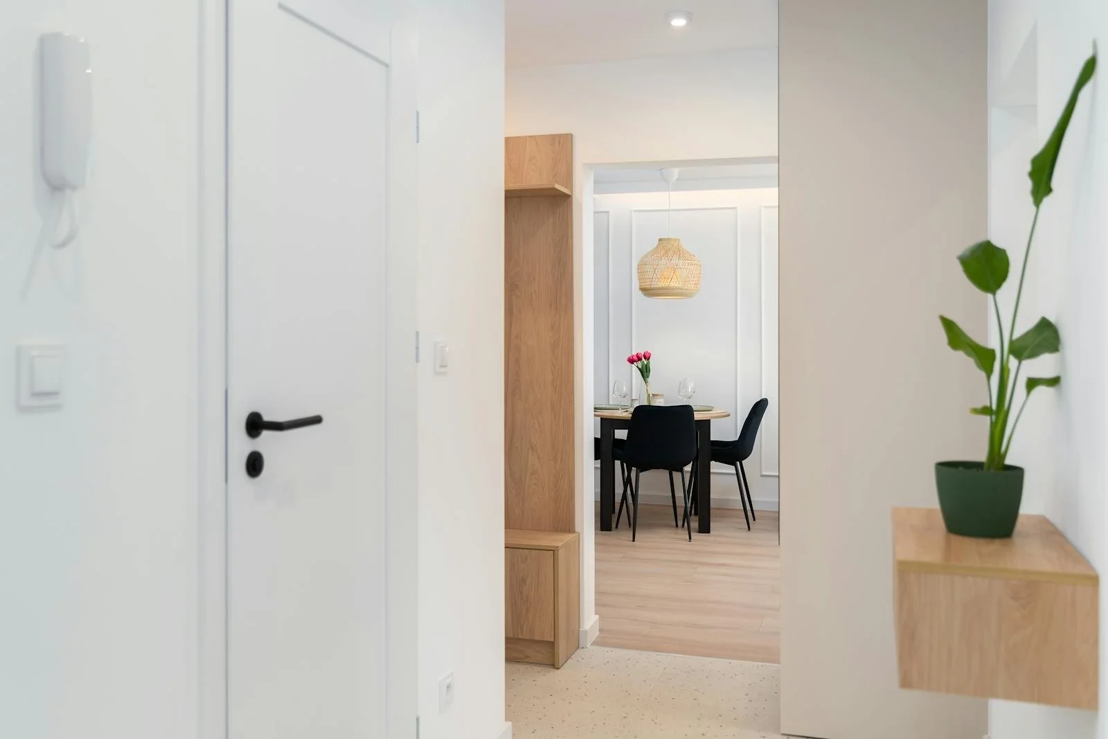 Modernes Interieur mit Sichtbeton und Glasfront